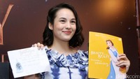 Dara berusia 21 tahun itu ikut tampil dalam donasi buku oleh Beauty and The Beast. Pool/Palevi S/detikFoto.