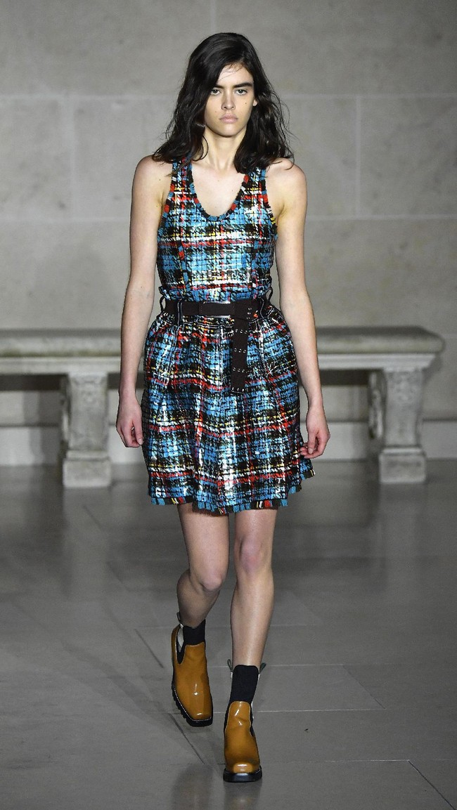 PARIS, FRANCE - MARCH 07: A model walks the runway during the Louis Vuitton show as part of the Paris Fashion Week Womenswear Fall/Winter 2017/2018 on March 7, 2017 in Paris, France. (Photo by Pascal Le Segretain/Getty Images)