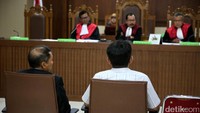 RJ Lino (kiri) menyimak pertanyaan tim kuasa hukum Haryadi.