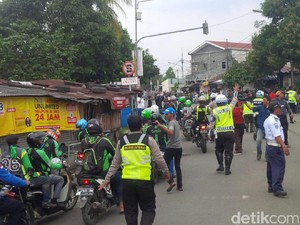 Dikawal Polisi, Driver Ojek Online Dievakuasi dari Lokasi Bentrok