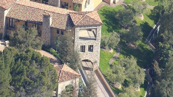 Namun beberapa waktu lalu, Elon Musk mengaku akan menjual semua rumahnya. Musk mengunggah cuitan pada bulan Mei silam yang mengatakan ia hendak menjual hampir semua harta bendanya dan tidak akan memiliki rumah. Alasannya? Karena ia ingin mencari kebebasan. Foto: mailonline