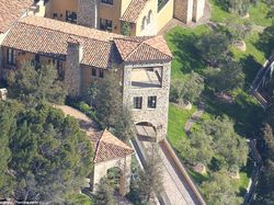 Kontras! Rumah Mewah yang Dijual Elon Musk dan Kontrakannya Kini