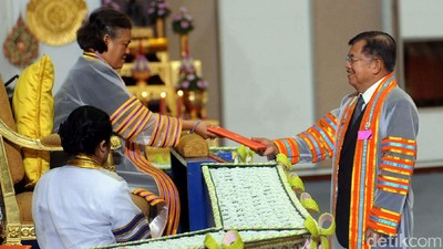 Putri Thailand Serahkan Gelar Doktor Honoris Causa ke Wapres JK
