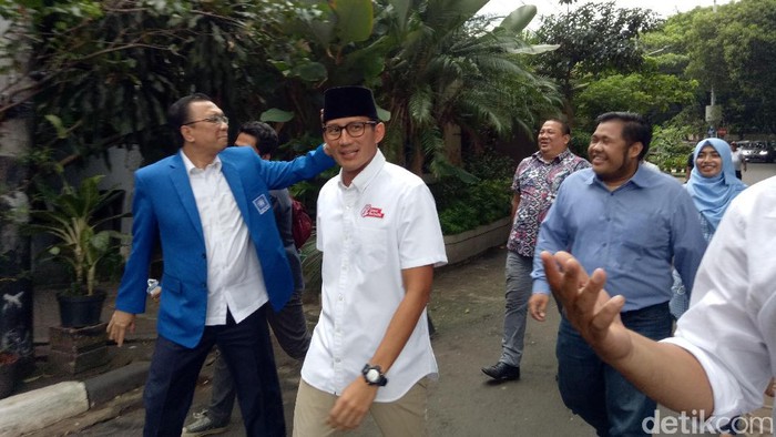 Hadiri Deklarasi Dukungan PAN, Sandiaga Jalan Kaki dari Rumah