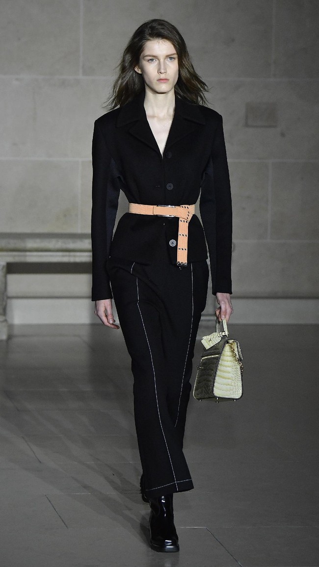 PARIS, FRANCE - MARCH 07: A model walks the runway during the Louis Vuitton show as part of the Paris Fashion Week Womenswear Fall/Winter 2017/2018 on March 7, 2017 in Paris, France. (Photo by Pascal Le Segretain/Getty Images)