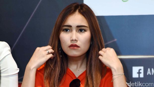 Blak-blakan Ustad Solmed dan Gosip Panas Manohara Sudah Menikah Lagi