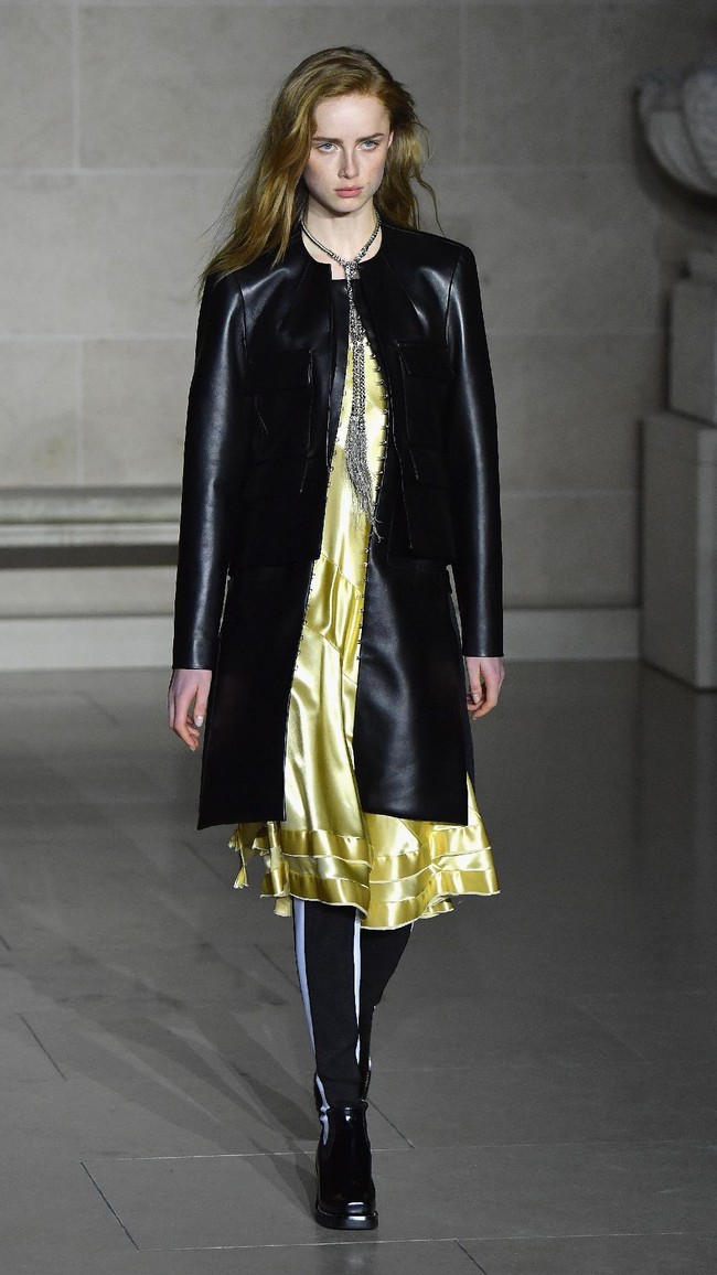 PARIS, FRANCE - MARCH 07: A model walks the runway during the Louis Vuitton show as part of the Paris Fashion Week Womenswear Fall/Winter 2017/2018 on March 7, 2017 in Paris, France. (Photo by Pascal Le Segretain/Getty Images)