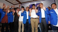 Zulkifli Hasan, Anies Baswedan, Sandiaga Uno dan sejulah elite PAN foto bersama sambil mengacungkan tiga jarinya.