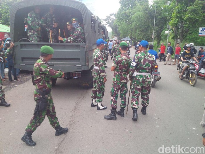 TNI Ikut Turun Amankan Bentrok Ojek Online dan Angkot di Bogor