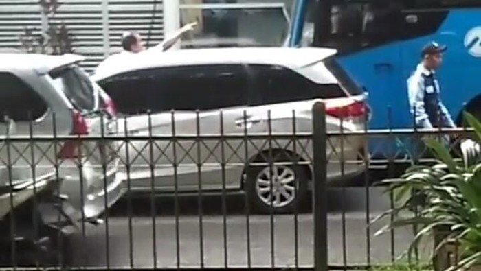 TransJ Dalami Kasus Pria yang Patahkan Spion Bus di Halte BNN