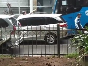 TransJ Dalami Kasus Pria yang Patahkan Spion Bus di Halte BNN