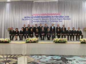 Putri Thailand Serahkan Gelar Doktor ke JK Secara Langsung