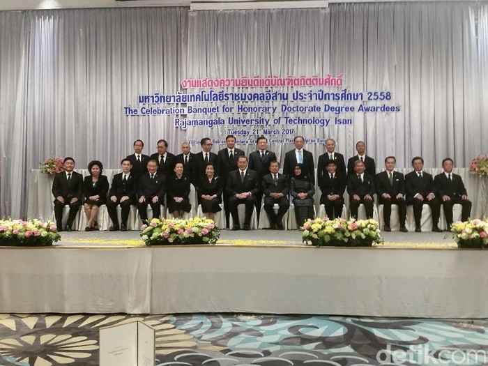 Putri Thailand Serahkan Gelar Doktor ke JK Secara Langsung