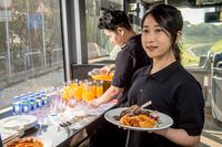 Naik Bus Mewah Ini Bisa Makan 7 Sajian Bintang Michelin Sambil Keliling Hong Kong