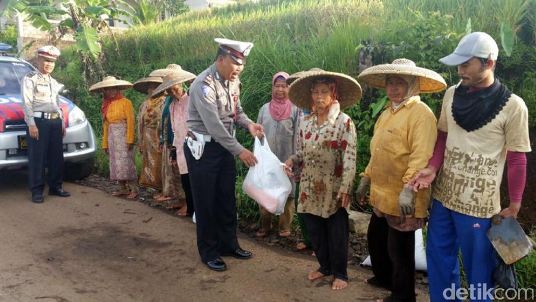 Tutup Operasi Simpatik Polisi Cianjur  Sumbang Pakaian  