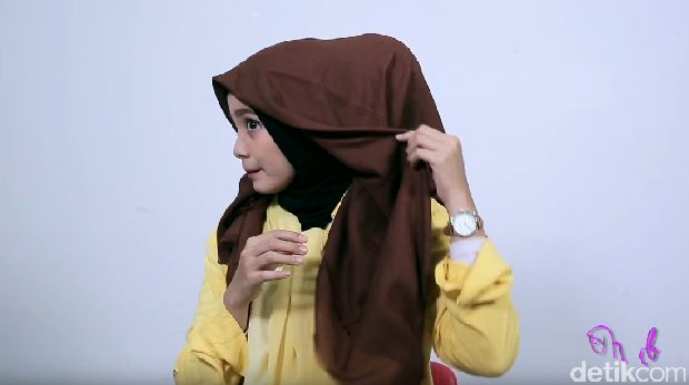 Tutorial Hijab Terinspirasi <i>Princess</i> Belle di Film <i>Beauty and The Beast</i>