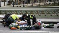 Tim medis memberikan pengobatan kepada korban. Pool/Toby Melville/Reuters/detikFoto.
