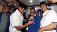 Cawagub Sandiaga Uno menyematkan pin salam bersama di jas Zulkifli Hasan.