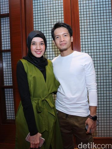 Dhini Aminarti dan Dimas Seto.