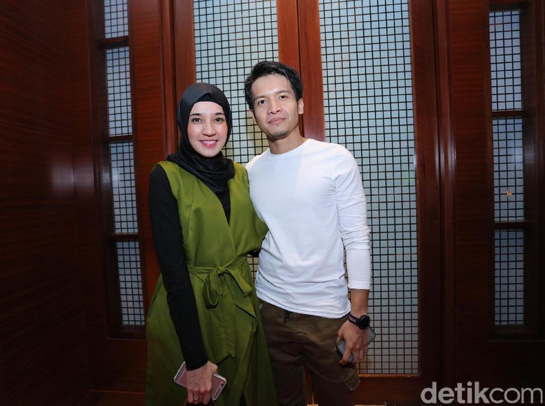 Dhini Aminarti bersama Dimas Seto. Foto: Hanif Hawari/detikHOT Dhini Aminarti bersama Dimas Seto. Foto: Hanif Hawari/detikHOT