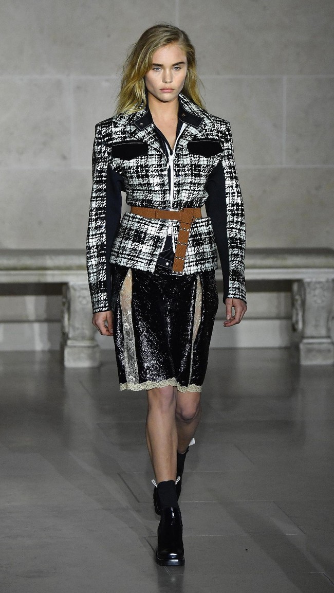 PARIS, FRANCE - MARCH 07: A model walks the runway during the Louis Vuitton show as part of the Paris Fashion Week Womenswear Fall/Winter 2017/2018 on March 7, 2017 in Paris, France. (Photo by Pascal Le Segretain/Getty Images)