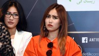 Sabar ya Ayu, semoga cepat selesai masalahnya! Pool/Noel/detikFoto.