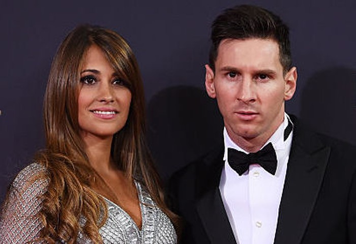 ZURICH, SWITZERLAND - JANUARY 11:  Lionel Messi of Argentina and FC Barcelona and his partner Antonella Roccuzzo attend the FIFA Ballon d'Or Gala 2015 at the Kongresshaus on January 11, 2016 in Zurich, Switzerland.  (Photo by Matthias Hangst/Getty Images)