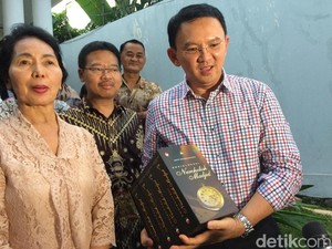 Silaturahmi ke Keluarga Cak Nur, Ahok Diberi Buku