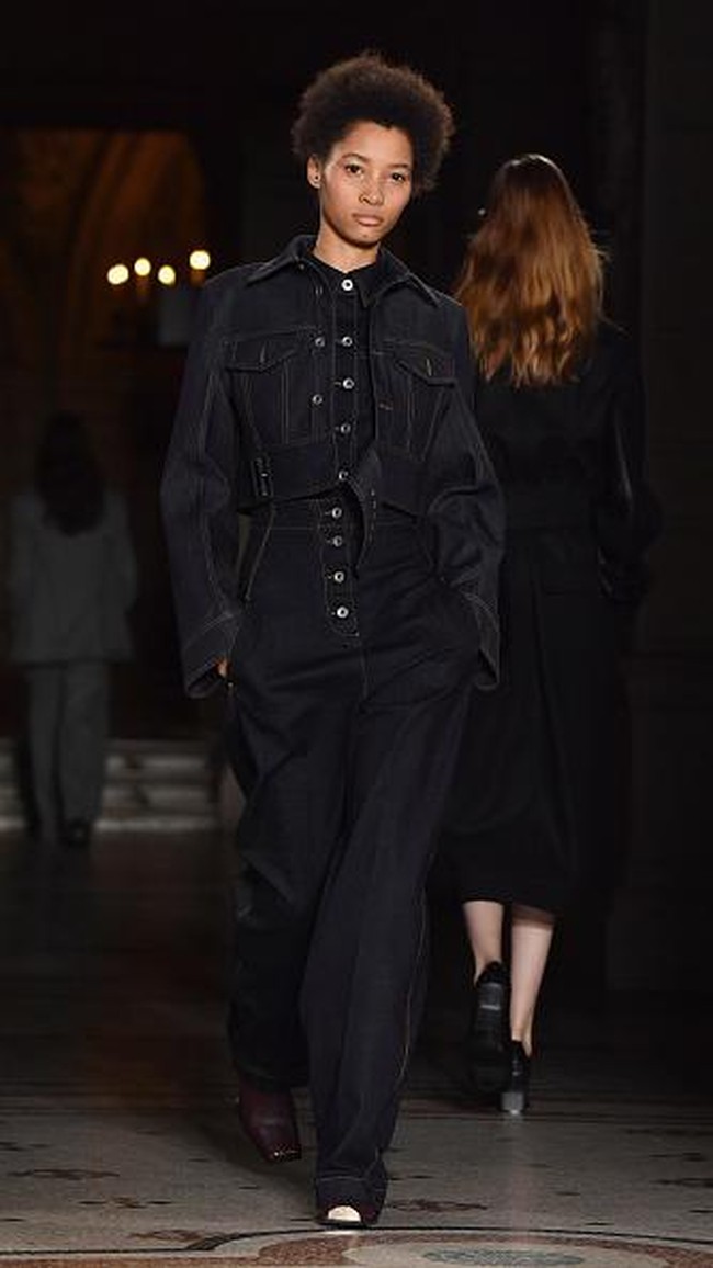 PARIS, FRANCE - MARCH 06: Designer Stella McCartney is seen on the runway during the Stella McCartney show as part of the Paris Fashion Week Womenswear Fall/Winter 2017/2018 on March 6, 2017 in Paris, France. (Photo by Pascal Le Segretain/Getty Images)