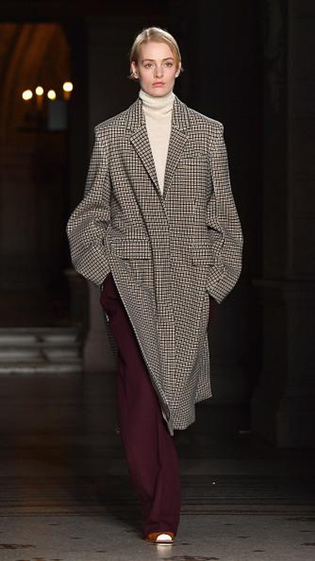 PARIS, FRANCE - MARCH 06: Designer Stella McCartney is seen on the runway during the Stella McCartney show as part of the Paris Fashion Week Womenswear Fall/Winter 2017/2018 on March 6, 2017 in Paris, France. (Photo by Pascal Le Segretain/Getty Images)