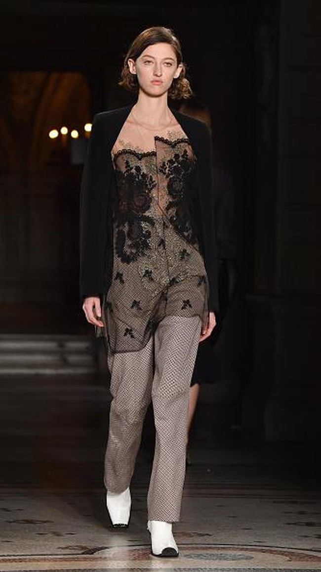 PARIS, FRANCE - MARCH 06: Designer Stella McCartney is seen on the runway during the Stella McCartney show as part of the Paris Fashion Week Womenswear Fall/Winter 2017/2018 on March 6, 2017 in Paris, France. (Photo by Pascal Le Segretain/Getty Images)