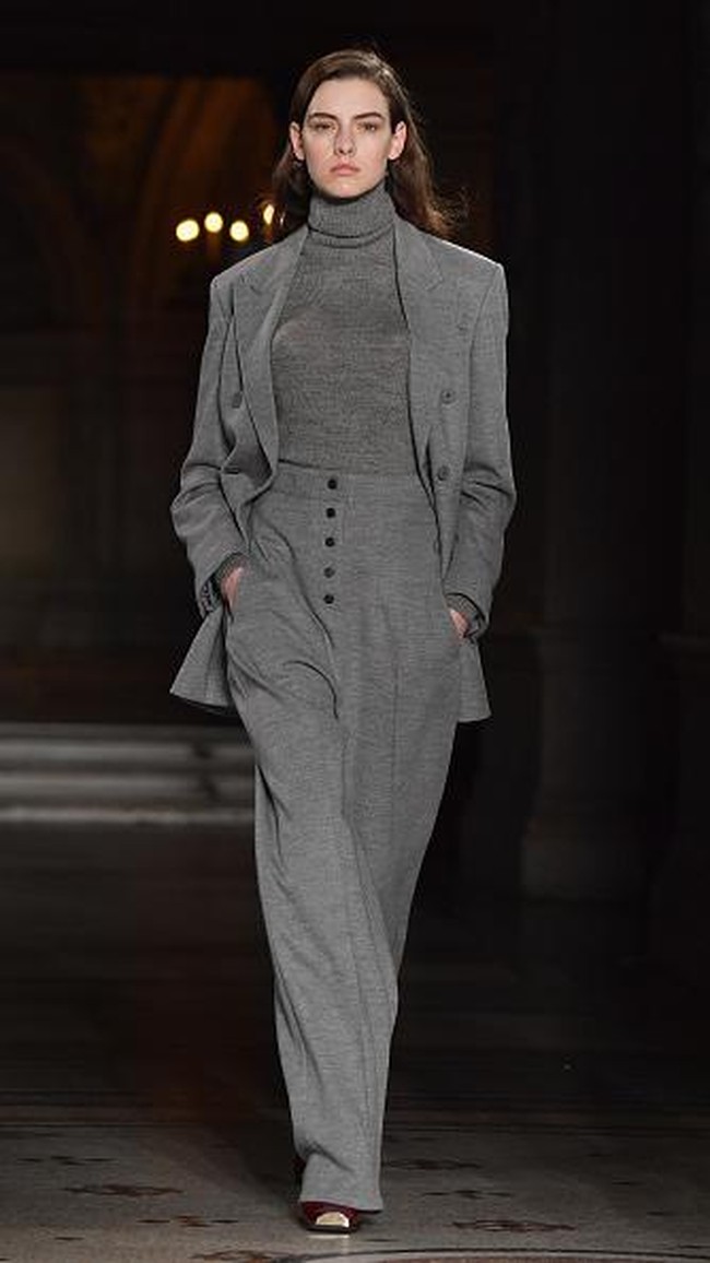 PARIS, FRANCE - MARCH 06: Designer Stella McCartney is seen on the runway during the Stella McCartney show as part of the Paris Fashion Week Womenswear Fall/Winter 2017/2018 on March 6, 2017 in Paris, France. (Photo by Pascal Le Segretain/Getty Images)