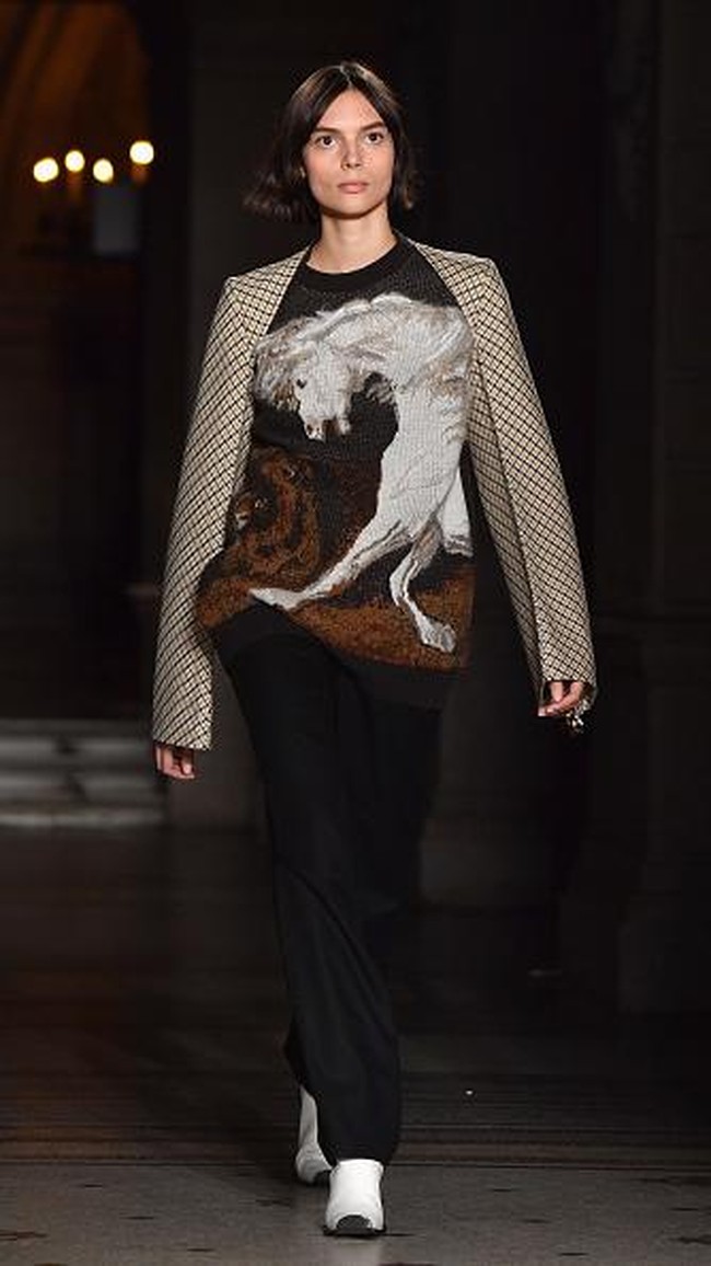 PARIS, FRANCE - MARCH 06: Designer Stella McCartney is seen on the runway during the Stella McCartney show as part of the Paris Fashion Week Womenswear Fall/Winter 2017/2018 on March 6, 2017 in Paris, France. (Photo by Pascal Le Segretain/Getty Images)