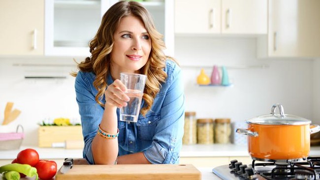 4 Mitos Populer Soal Minum Air Ini Terbantahkan