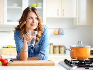 Ini Lho Khasiat Minum Segelas Air Putih Hangat di Pagi Hari