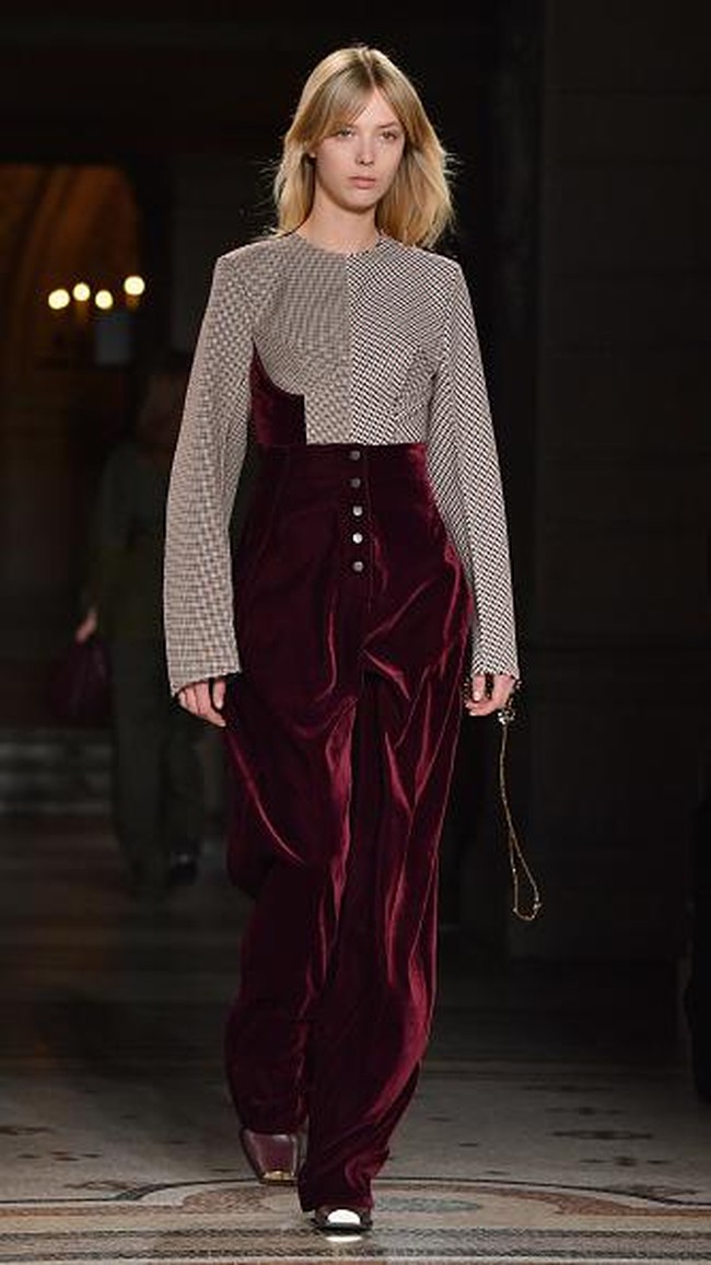 PARIS, FRANCE - MARCH 06: Designer Stella McCartney is seen on the runway during the Stella McCartney show as part of the Paris Fashion Week Womenswear Fall/Winter 2017/2018 on March 6, 2017 in Paris, France. (Photo by Pascal Le Segretain/Getty Images)