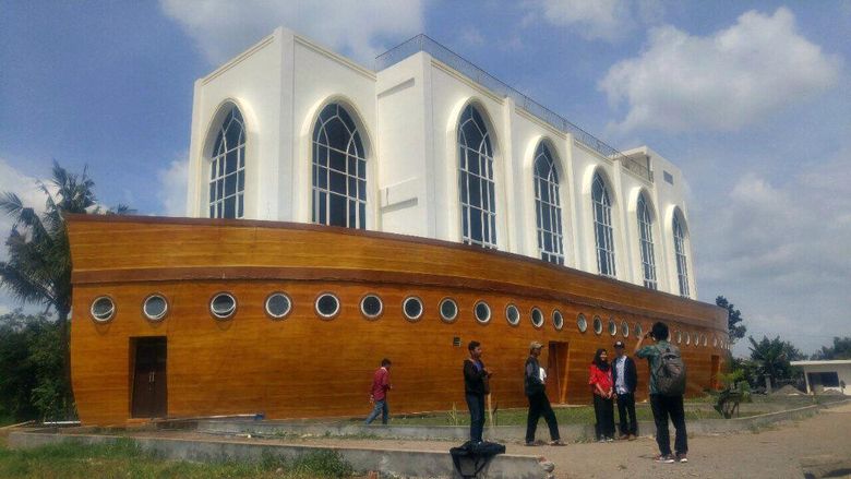 Masjid Kapal Nabi Nuh Semarang Masjid Kapal Nabi Nuh dari Semarang