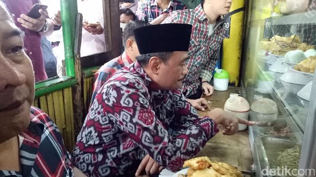 Djarot makan di warteg / 