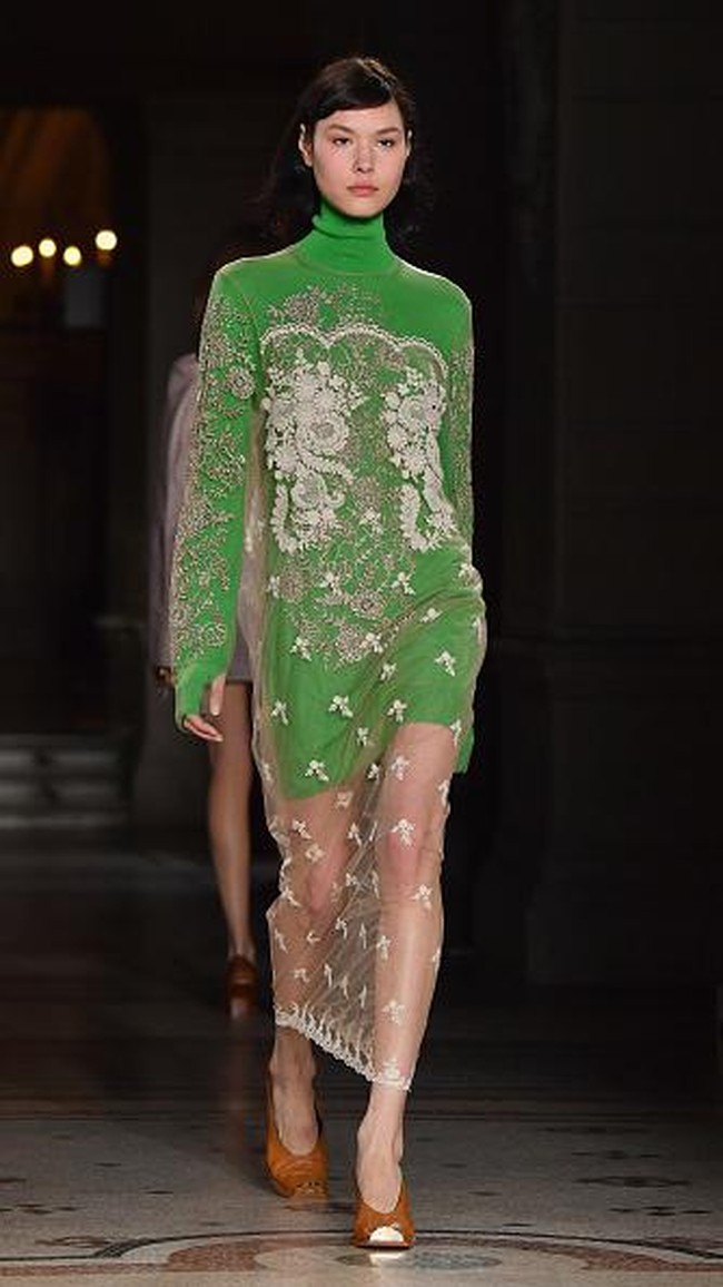 PARIS, FRANCE - MARCH 06: Designer Stella McCartney is seen on the runway during the Stella McCartney show as part of the Paris Fashion Week Womenswear Fall/Winter 2017/2018 on March 6, 2017 in Paris, France. (Photo by Pascal Le Segretain/Getty Images)