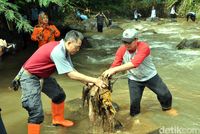 Hari Air, Wakil Wali Kota Sukabumi Bersihkan Sampah di Sungai