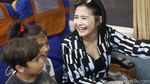 Sst.. Prilly Ternyata Baru Pertama Naik Kereta Api