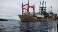 Selain itu, ada ship side yang terdiri dari kamar-kamar hingga dapur untuk fasilitas sehari-hari. Pasalnya ada puluhan pekerja di dalam kapal yang bertanggungjawab terhadap pasokan listrik dari kapal genset raksasa.