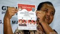 Ketua KPU DKI Sumarno menunjukan surat suara Pilkada DKI Jakarta putaran kedua.