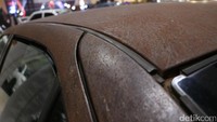 Bodi mobil terlihat karatan. Foto: Rangga Rahadiansyah