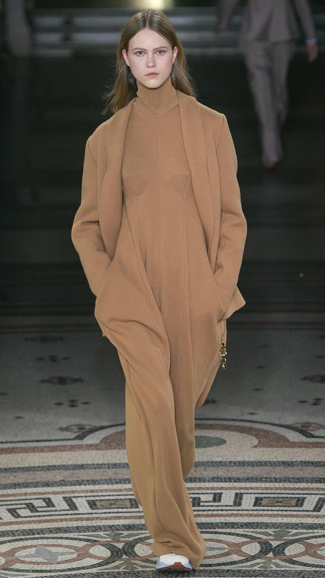 PARIS, FRANCE - MARCH 06: Designer Stella McCartney is seen on the runway during the Stella McCartney show as part of the Paris Fashion Week Womenswear Fall/Winter 2017/2018 on March 6, 2017 in Paris, France. (Photo by Pascal Le Segretain/Getty Images)