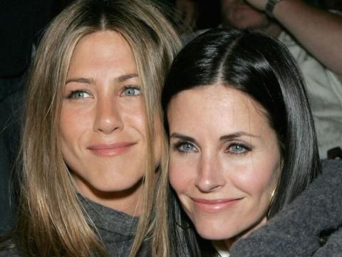 Sahabatan, Tapi Selebriti-selebriti Ini Mengencani Pria yang Sama 