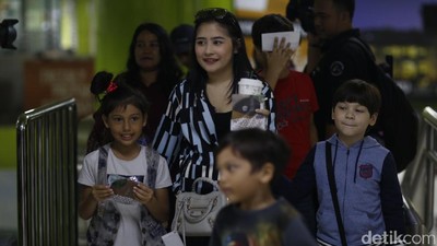 Sst.. Prilly Ternyata Baru Pertama Naik Kereta Api