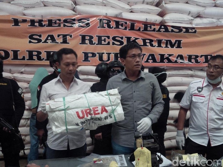 Polisi Bongkar Mafia Pergudangan Pupuk Bersubsidi di Purwakarta Polisi Bongkar Mafia Pergudangan Pupuk Bersubsidi di Purwakarta