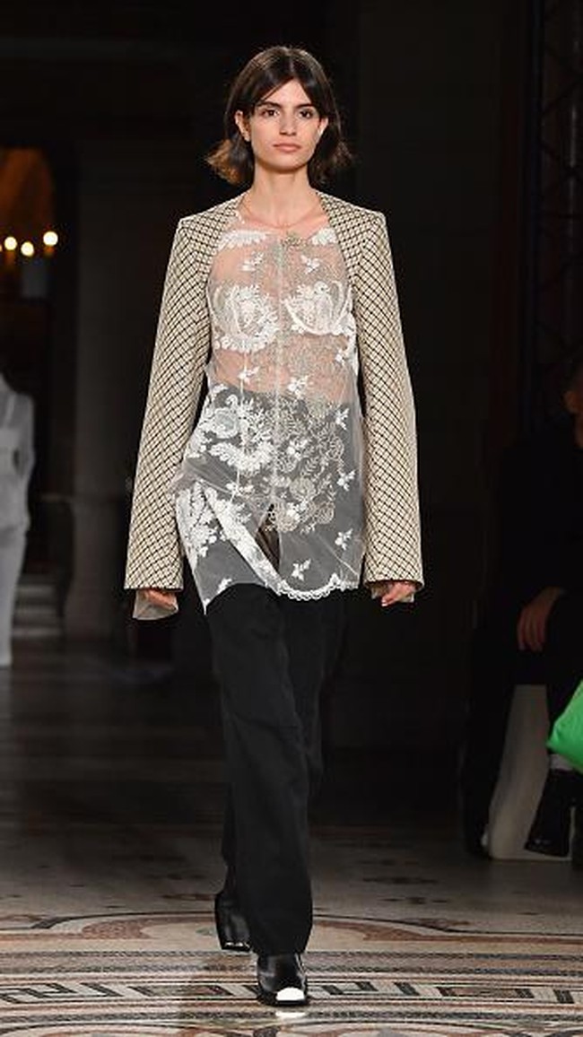 PARIS, FRANCE - MARCH 06: Designer Stella McCartney is seen on the runway during the Stella McCartney show as part of the Paris Fashion Week Womenswear Fall/Winter 2017/2018 on March 6, 2017 in Paris, France. (Photo by Pascal Le Segretain/Getty Images)