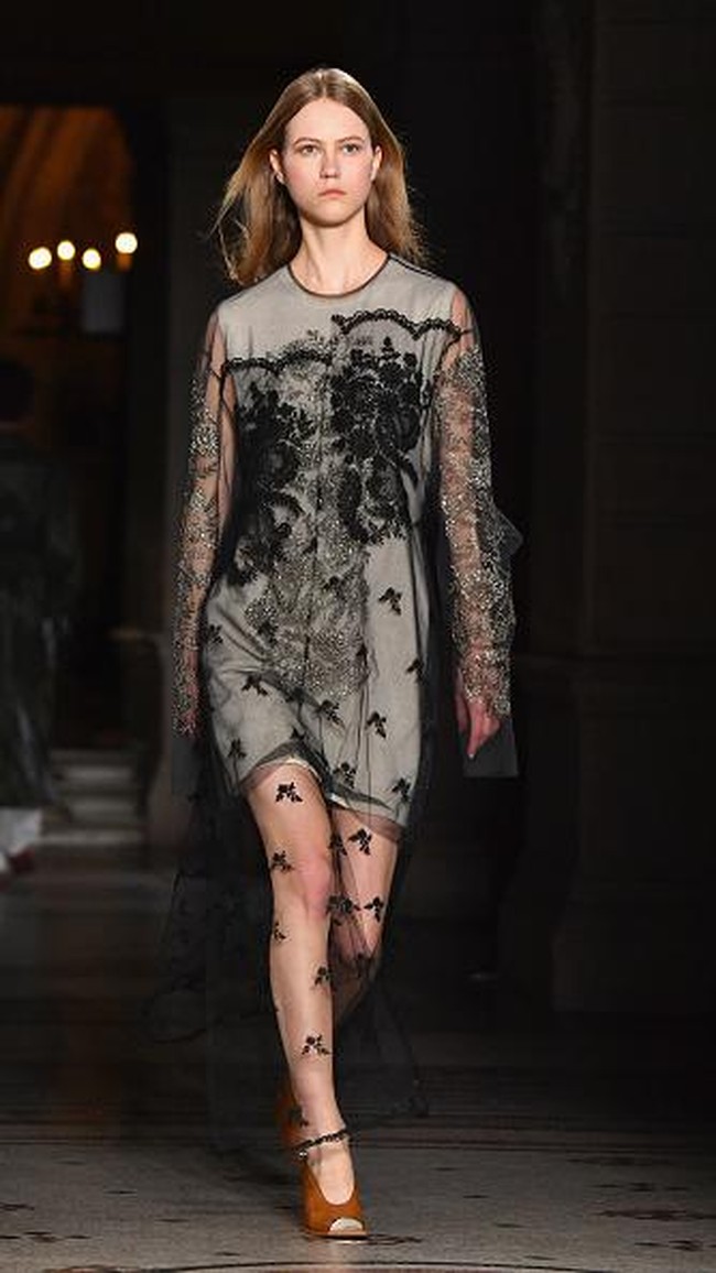 PARIS, FRANCE - MARCH 06: Designer Stella McCartney is seen on the runway during the Stella McCartney show as part of the Paris Fashion Week Womenswear Fall/Winter 2017/2018 on March 6, 2017 in Paris, France. (Photo by Pascal Le Segretain/Getty Images)